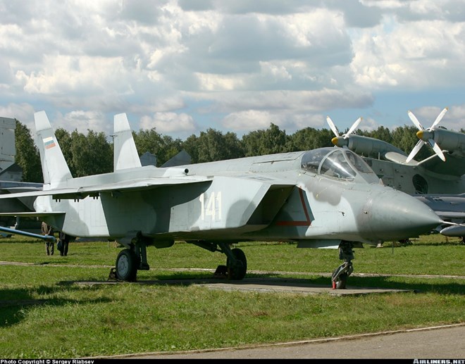 Ngoài ra, Yak-141 còn có thể cất cánh trên đường băng ngắn (60–120 m).